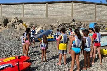  Los menores del Centro de la Infancia de Telde aprenden a navegar en kayac en Arguineguín/TA.